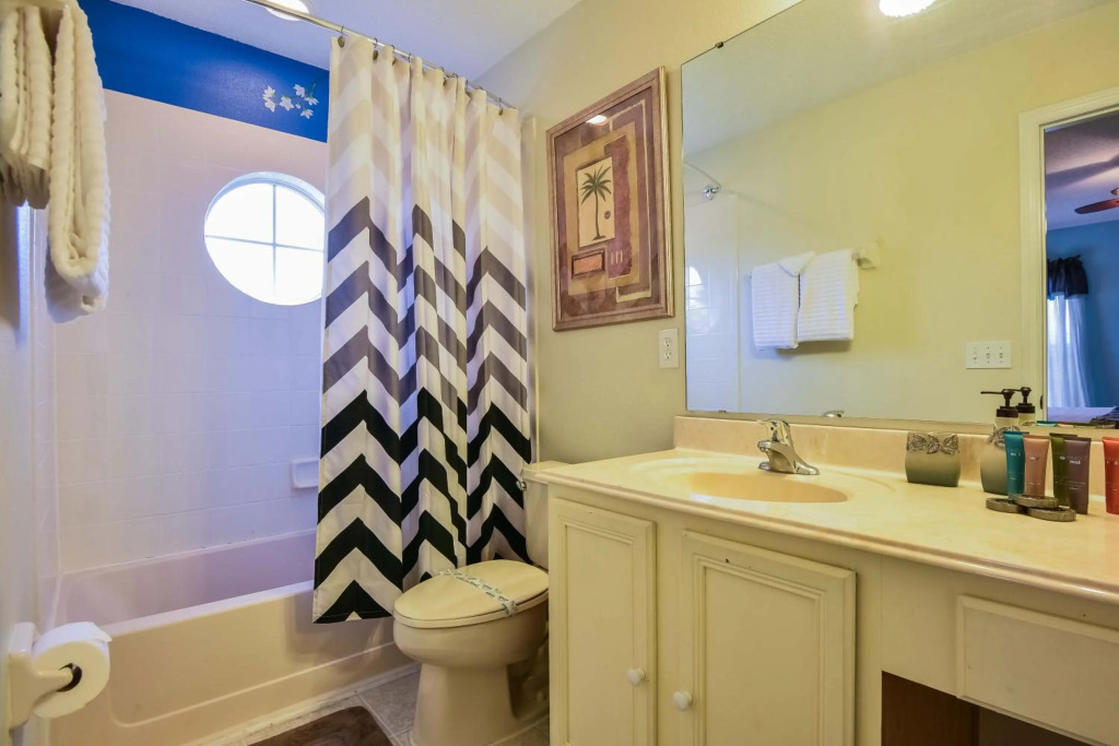 8BR -private swimming pool -gated resort community -suitable for family & group getaways -5 miles to Disney