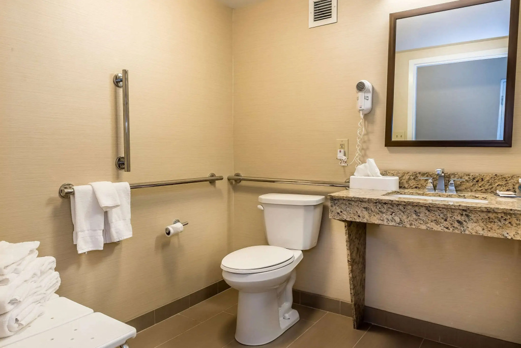 Comfort Inn & Suites Piqua-Near Troy-I75