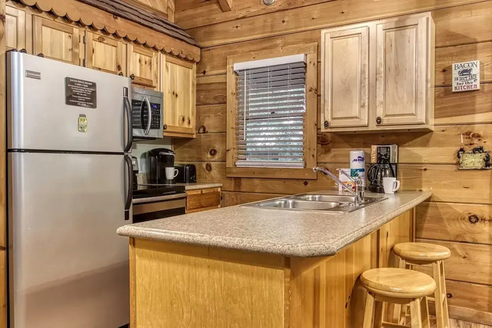 ER96 - Squirrels Leap - Great Location! Close to Town! cabin