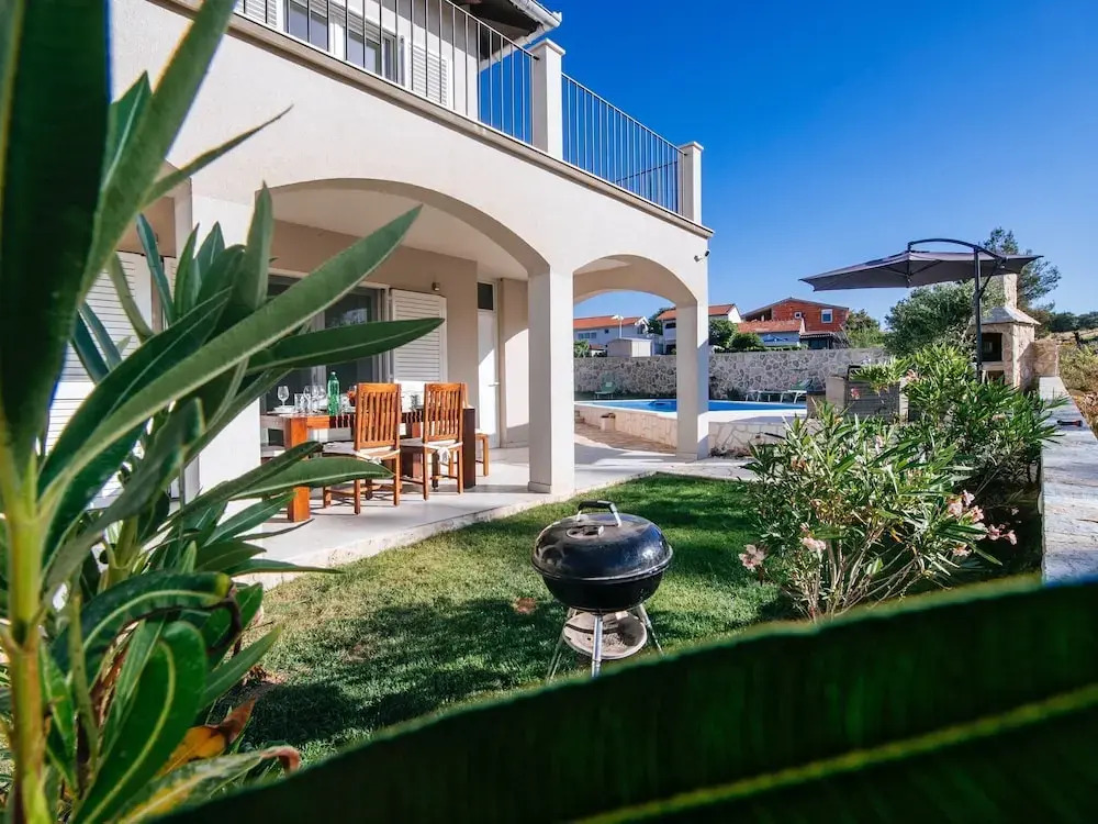 Luxurious Villa Near Vir With Swimming Pool