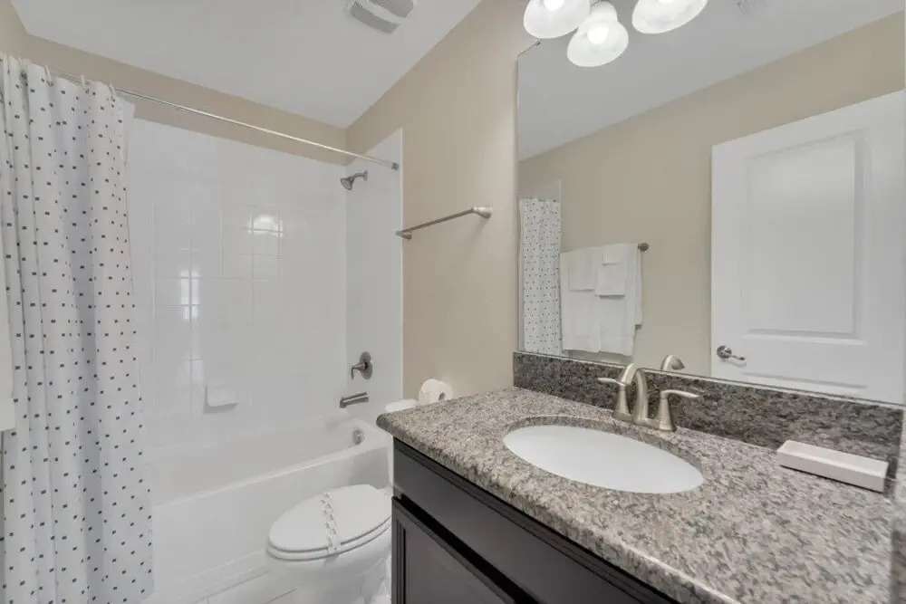 Spacious & Bright W/all The Amenities-4911cg 8 Bedroom Home by RedAwning