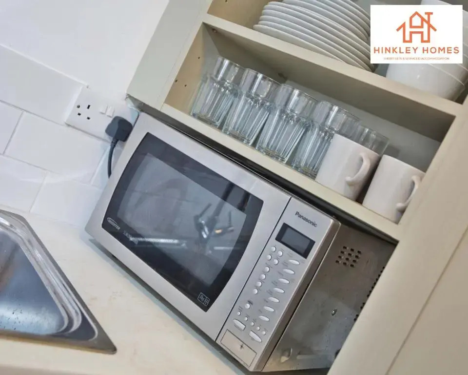Centrally Tucked Away Private 4bed - Free parking! By Hinkley Homes Short Lets & Serviced Accommodation
