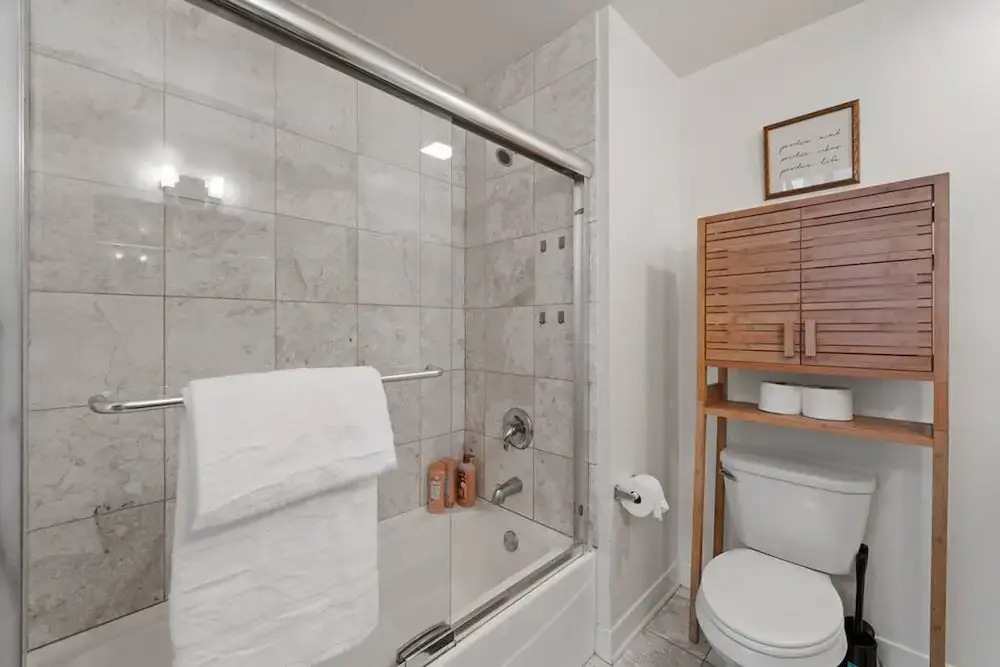 Sleek 2 Bed 2 Bath Condo in Trendy Fulton Market