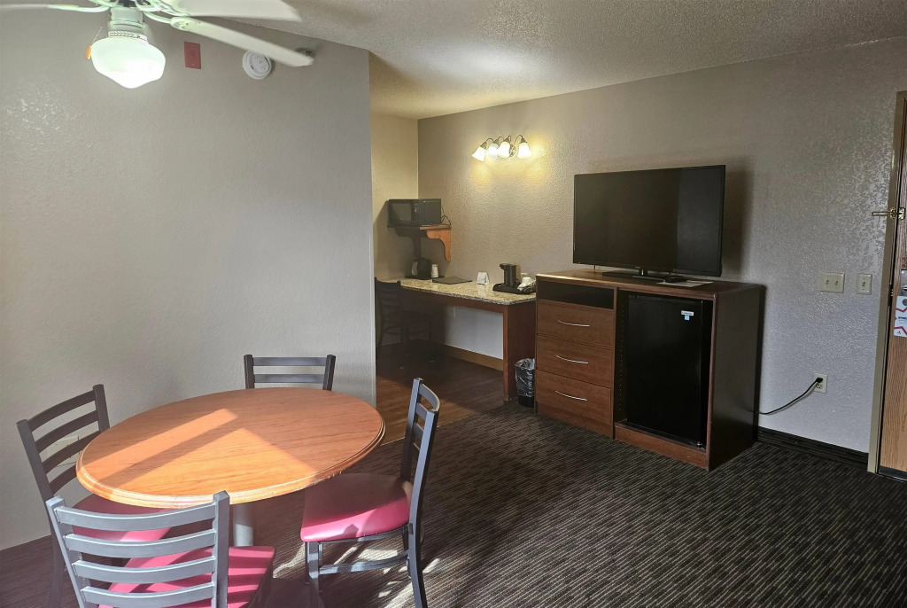 AmericInn by Wyndham Marshall