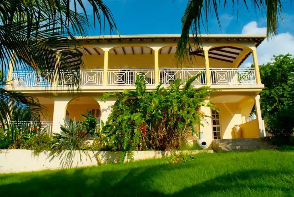 Spacieuse villa à Deshaies avec piscine privée