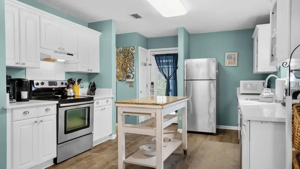 Pet Friendly Beach Home; 2 Minutes to Beach & Eastern Lake