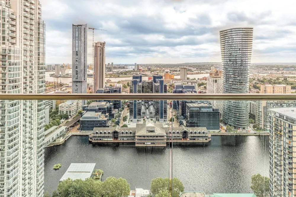 Luxury Canary Wharf Apartment with Parking