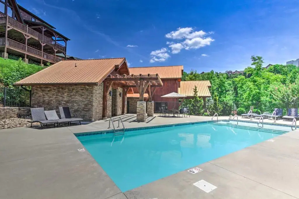 'Madison Bear Garden' 7Bdr w/Hot Tub + Pool Access
