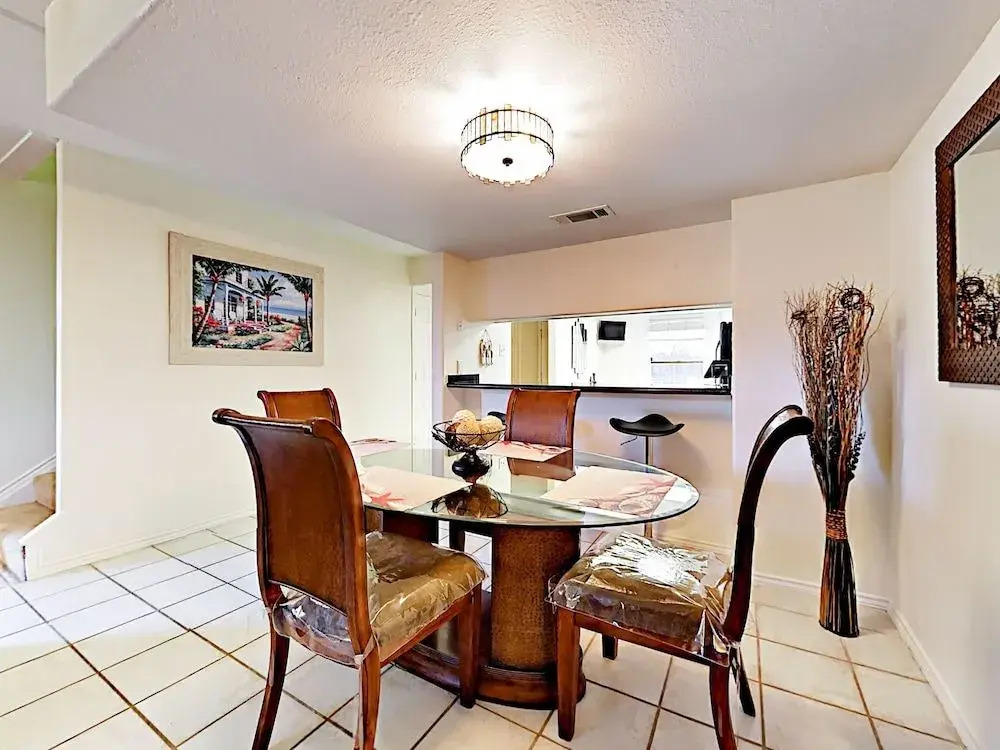 104 East Parade Condo Unit 17 - 2 Br condo by RedAwning