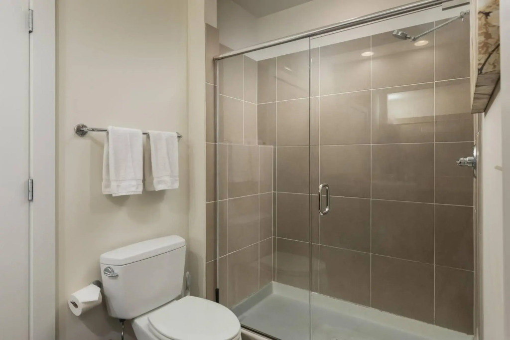 Apartment with Private Balcony, Wifi, Parking