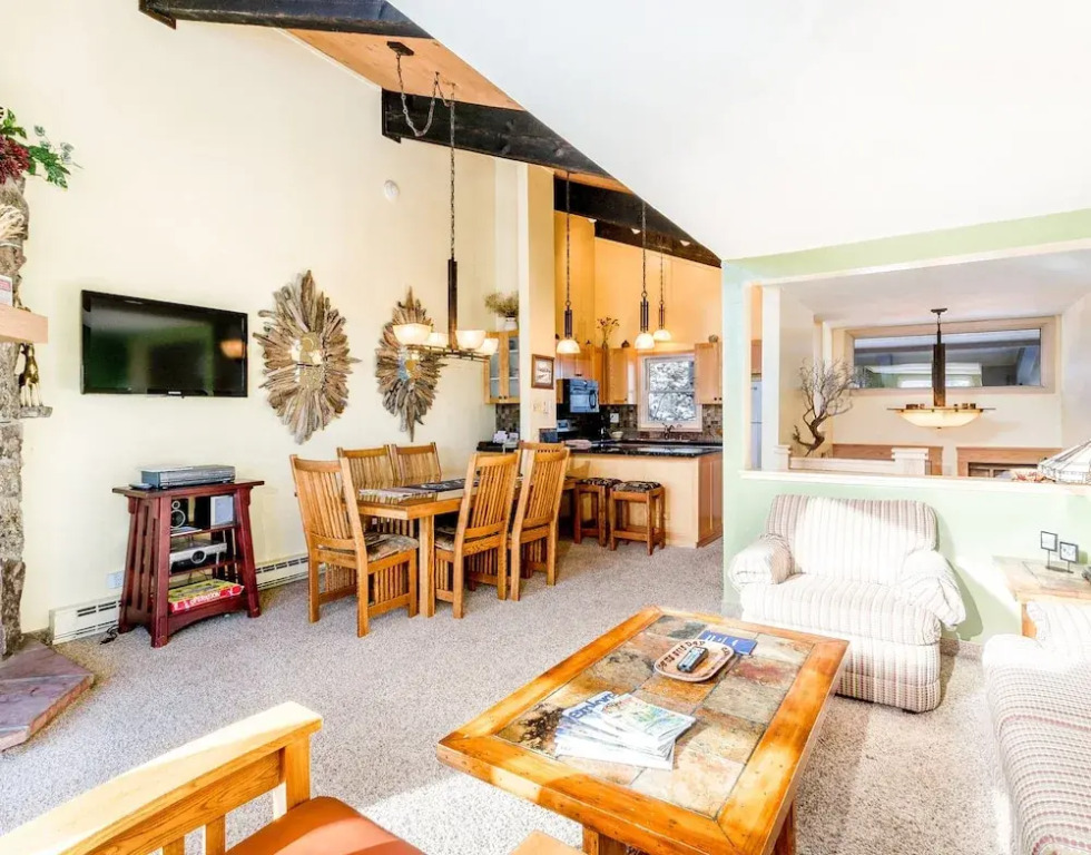 Bright & Cozy Mountainside -pool & Hot Tub 2 Bedroom Condo