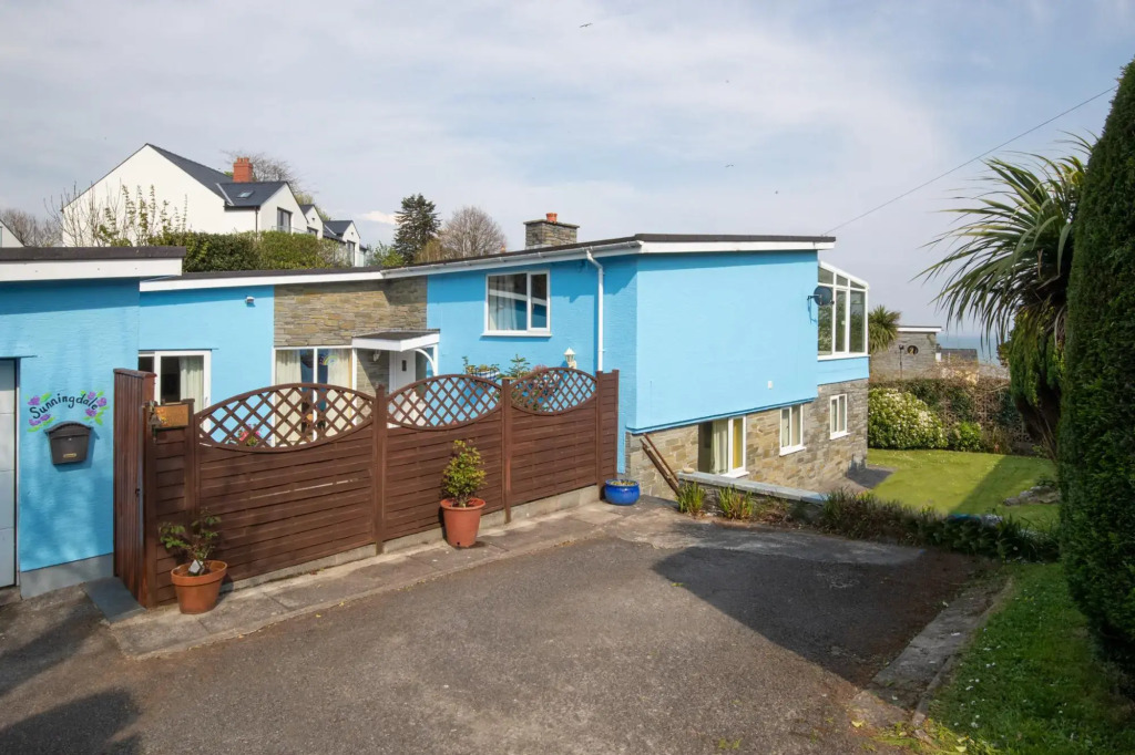 Sunningdale - Beach Side Cottage, Sea Views, Parking