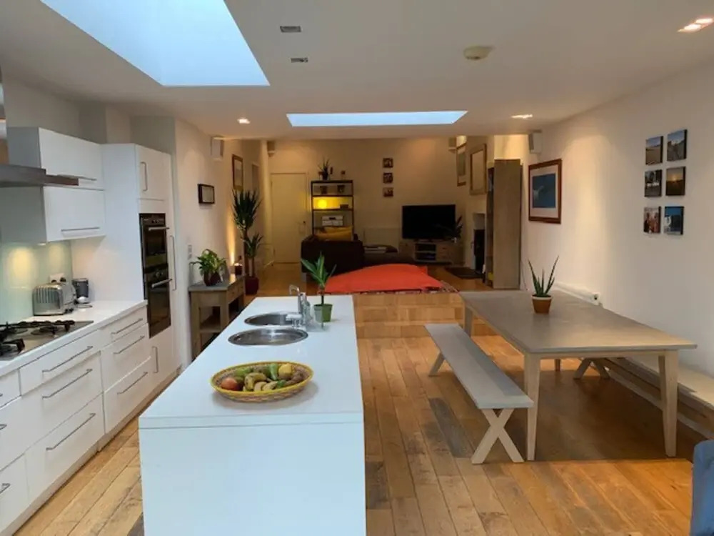 Lovely 2 Bedroom Apartment With Stunning Kitchen on to Garden