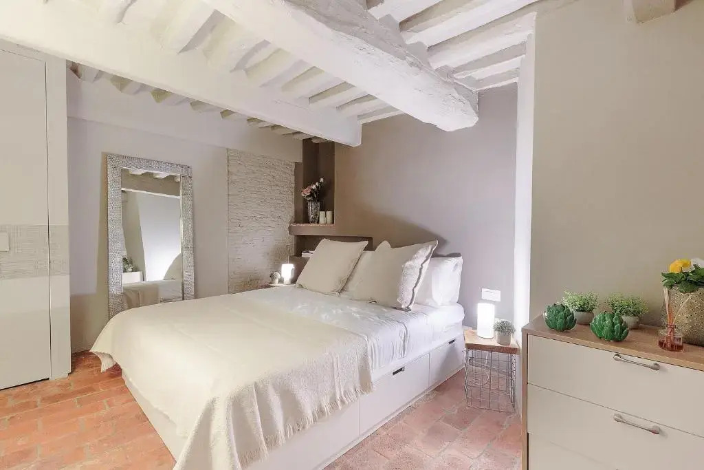 Casa Reds, THE SMART LUCCA APARTMENT SUITE inside the Walls