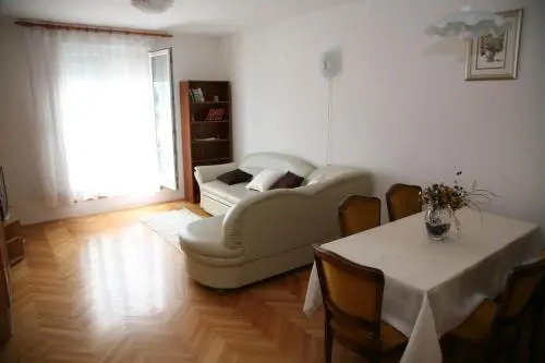 Apartment Dadic with parking garage