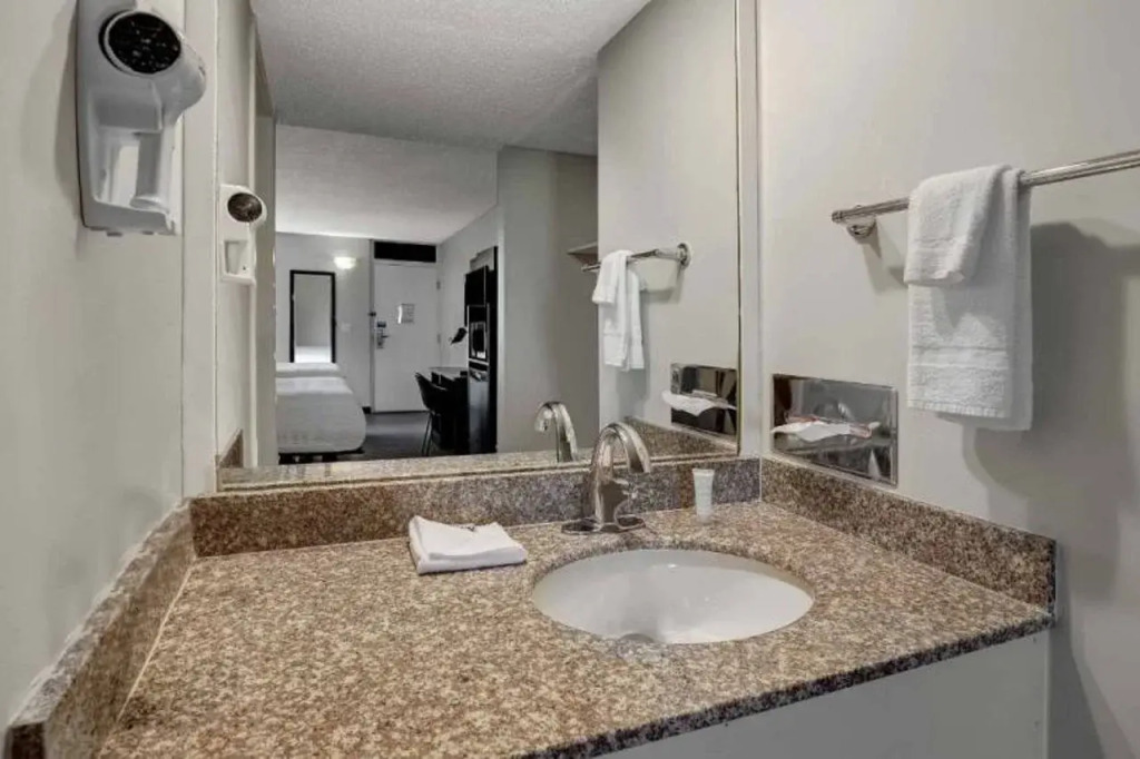 Motel 6 Brooks AB