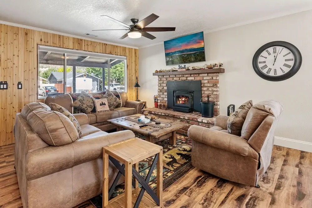 Pine Mountain Lodge - Cute And Cozy With Hot Tub And Fenced Yard! 2 Bedroom Cabin