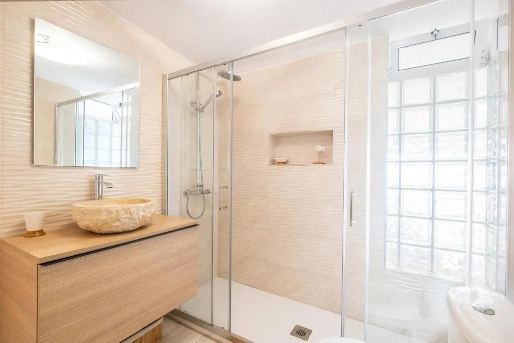 Luxurious Seaview Apartment with pool 5min Beach
