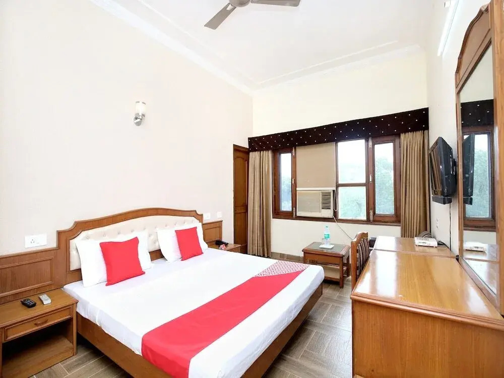 Hotel Paras By OYO Rooms
