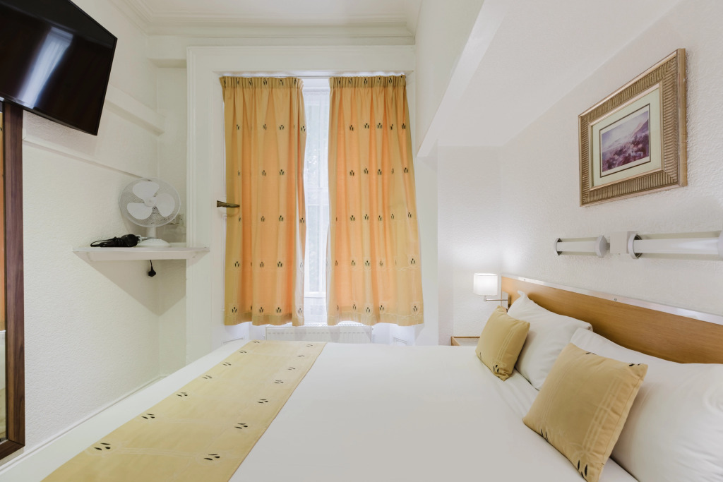 Falcon Hotel