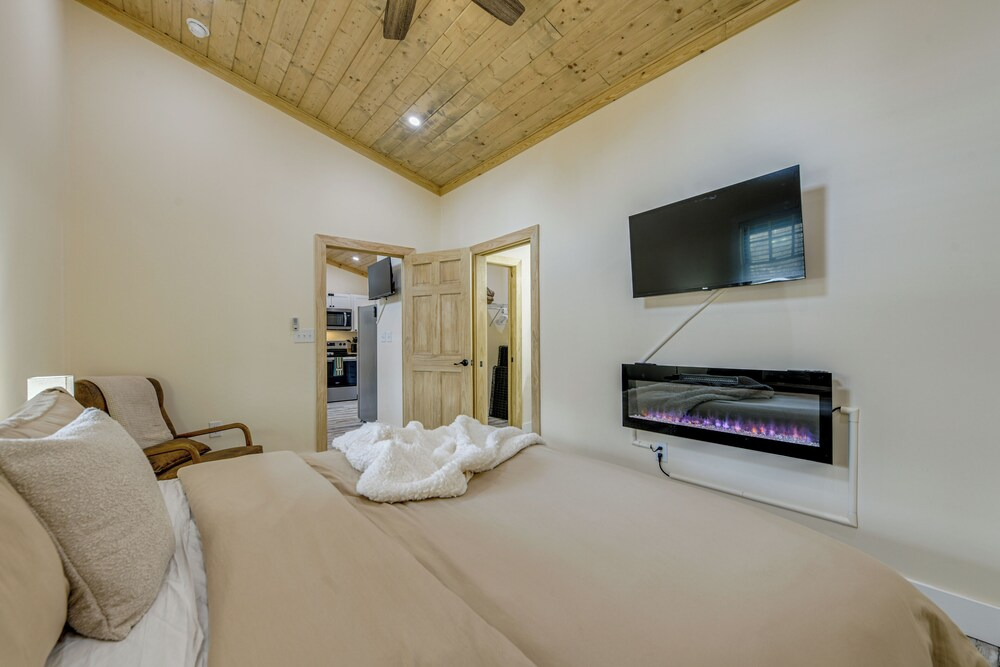 Walk to Main St! Mtn-view Getaway in Waynesville