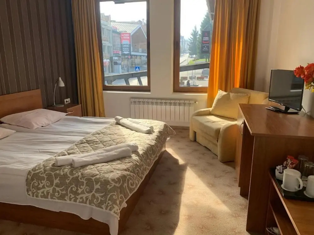 Room-granat Double Room 3- Next to Gondo
