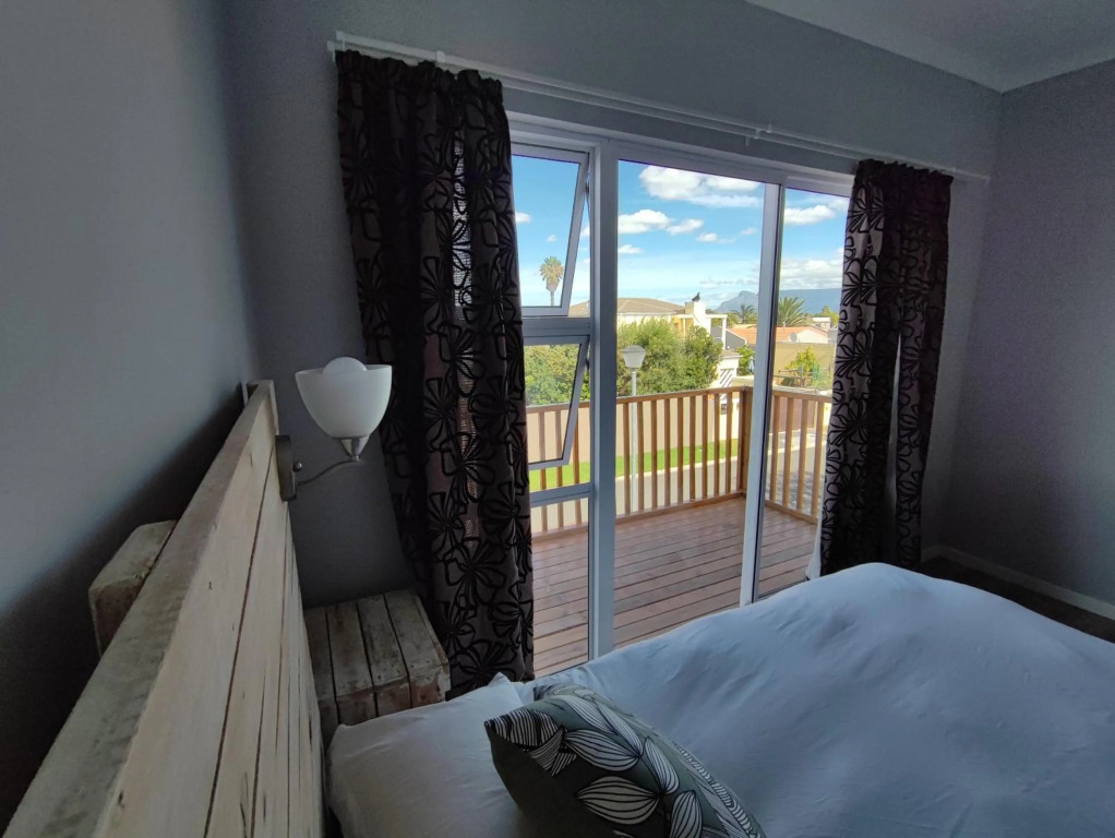 Lovely 2 Bedroom Condo with Balcony And a View!