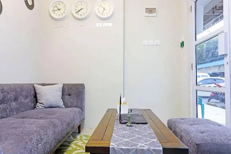 Capital O 91407 Kb Luxury Hostel