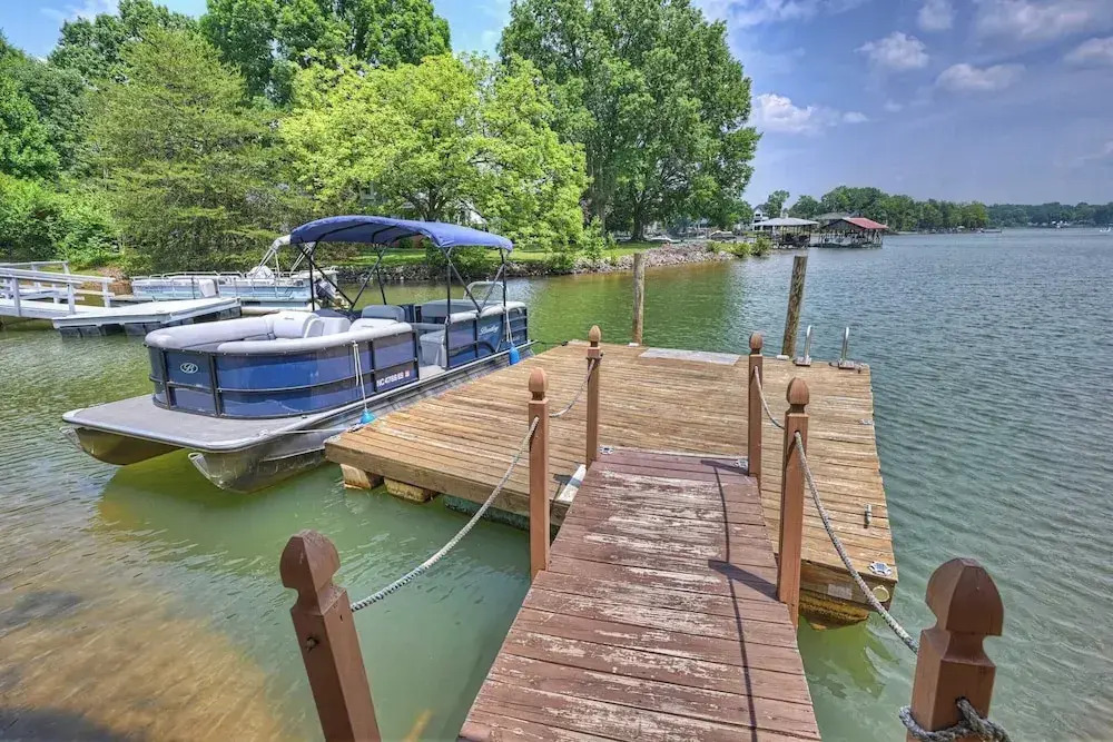 Stay Awhile by Avantstay Lakefront + Pool, Dock