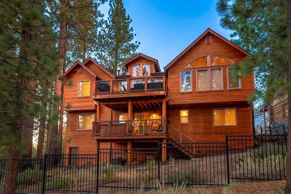 Big Bear Lodge W/ Sauna, Hot Tub, Decks & 4 Fireplaces 6 Bedroom Home