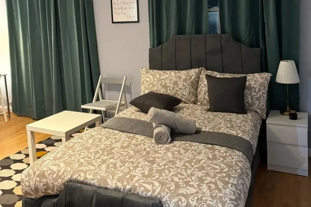Studio - Sleeps 2 - Parking - Close to Paddington