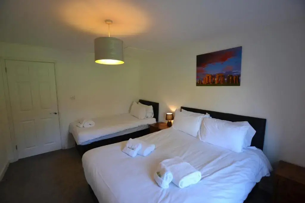 Wisteria Tree - 2 Bed House - Stayseekers