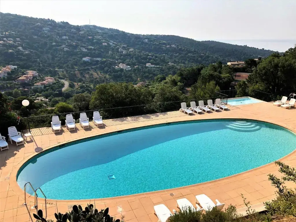 Beautiful gulf of St Tropez Mazet with large terrace, private area (swimming pools, tennis)