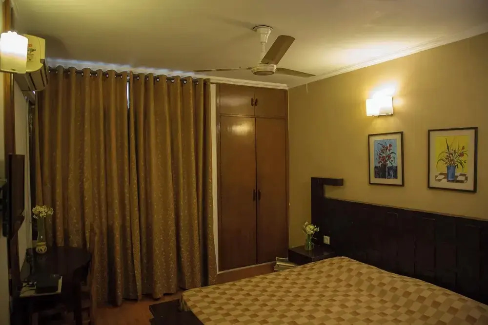 Room-hauz Khas 3 Rooms BnB