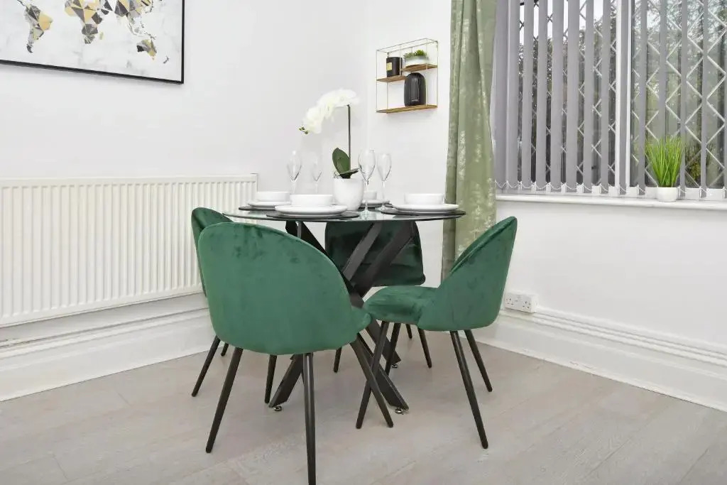 Beautiful 3-bed House by Ministays Stoke-on-trent