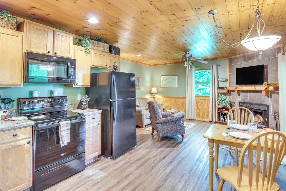 'fox Den' w/ Hot Tub! 22 Mi to Cataloochee Skiing