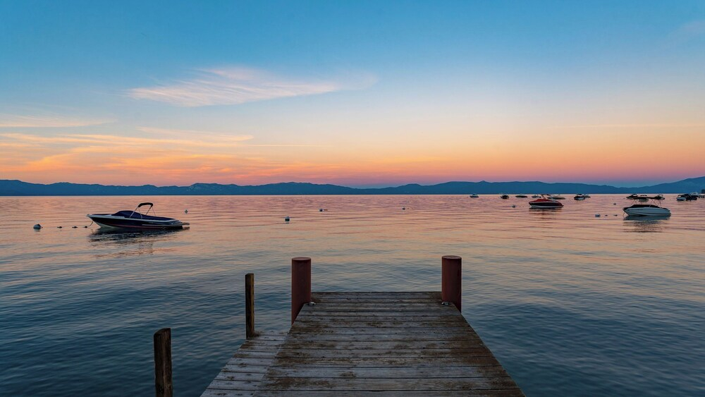 Lakefront Haven by Avantstay Minutes to Ski Resorts Private Dock Boat
