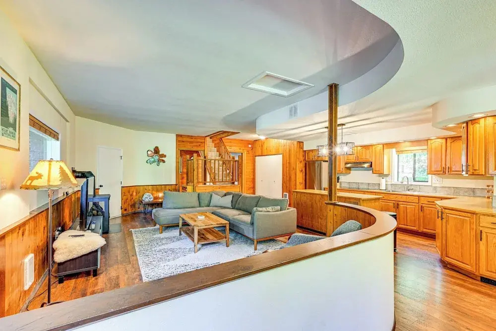 5 Mi to Mt Rainier Natl Park: Cozy Cabin w/ Deck!