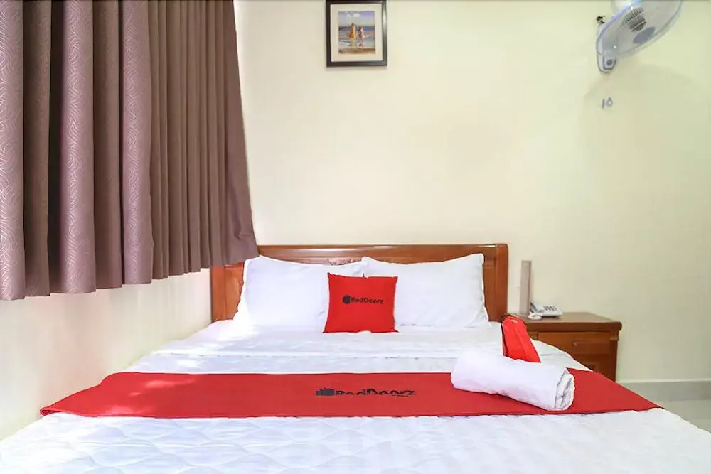 RedDoorz Plus near Hoang Van Thu Park