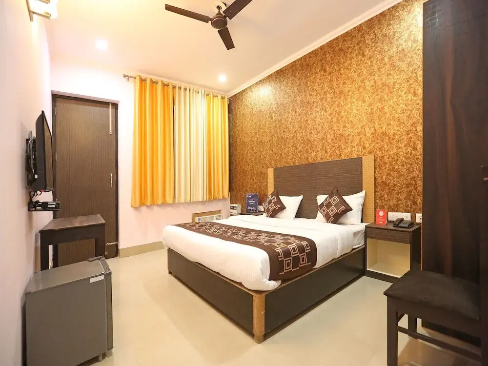 OYO 9587 The Royal Crowne