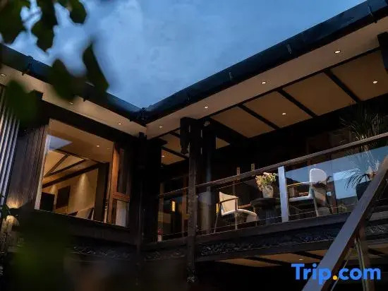 Lijiang Ancient Town Cloud Edge Mountain Retreat Boutique Homestay
