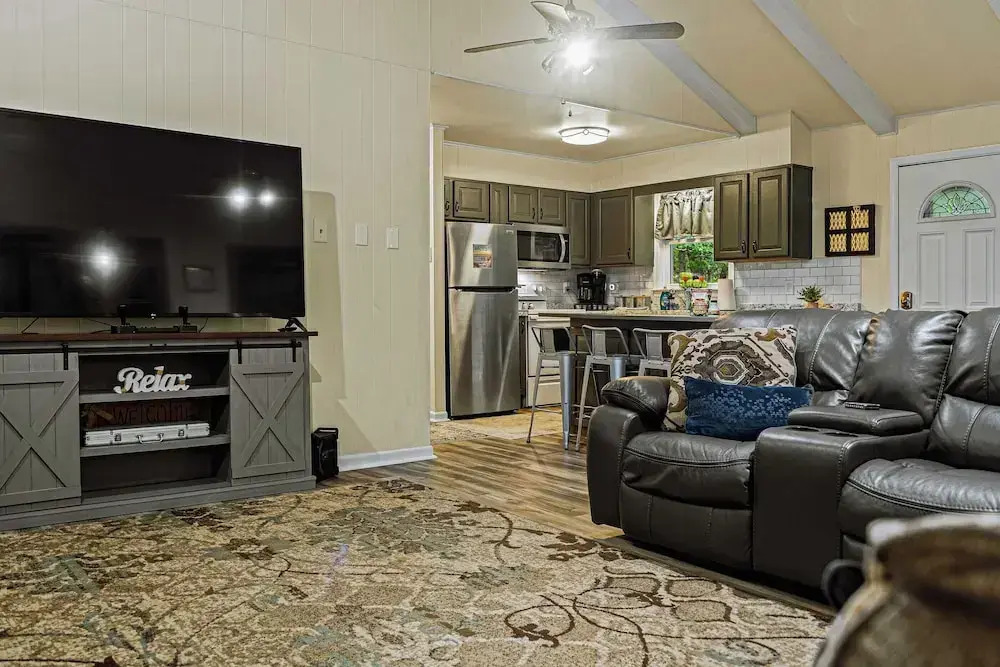 Frolic on Fern by Avantstay Enclosed Deck w/ Forest Views, Bar