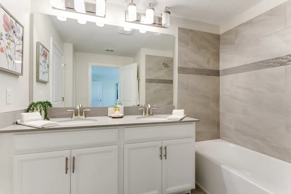 4bed 3Ba Storey Lake Home w. Pool