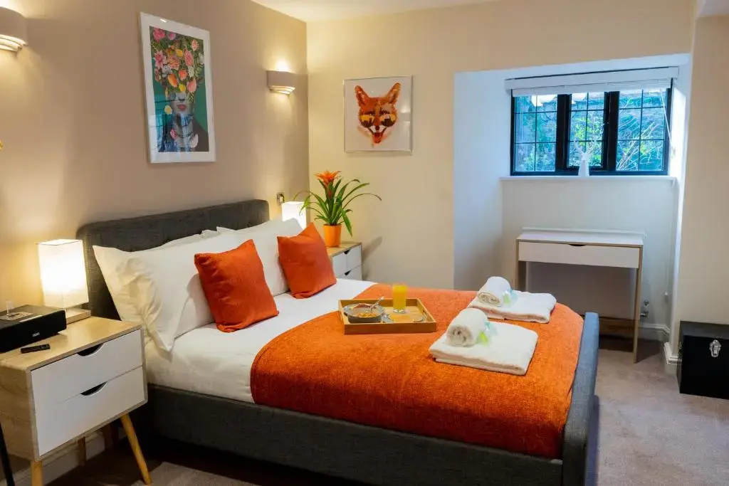 Stylish 2 Bed Apartment, Stunning City Centre Location, with FREE Secure, Gated Parking On-Site & Private WiFi, with Private Entrance & Courtyard Garden & Highly Rated