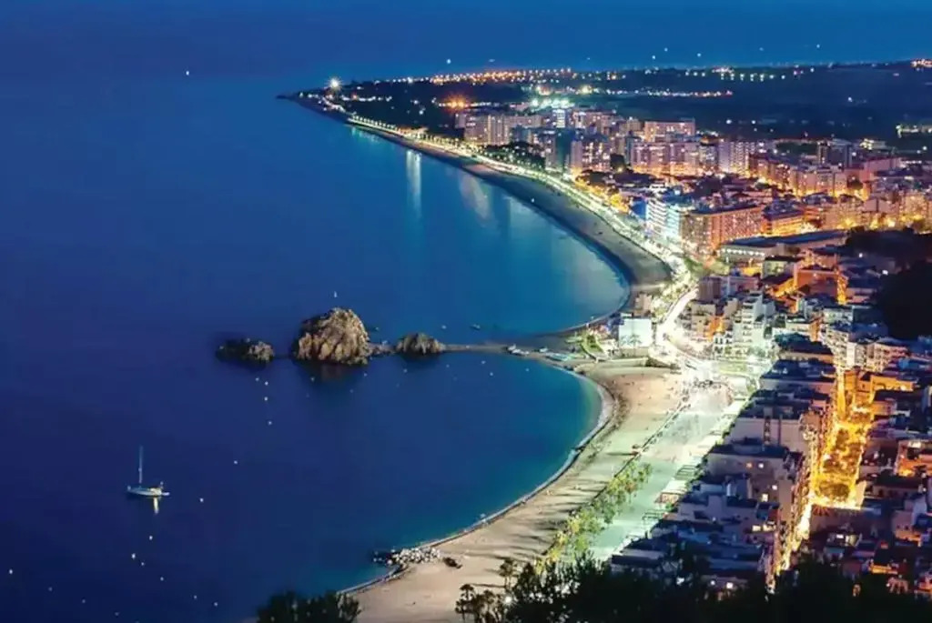 Apartment With one Bedroom in Blanes, With Wonderful City View and Furnished Terrace - 100 m From the Beach