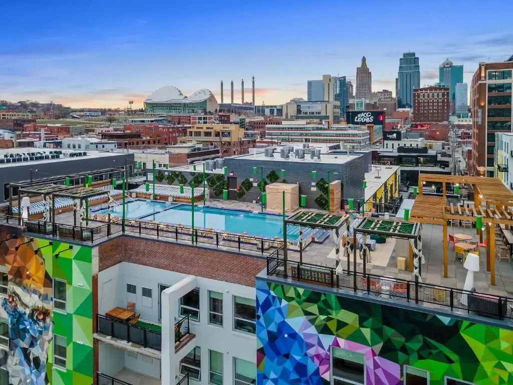 Relaxing Couples Getaway Heart of Crossroads Art District 333