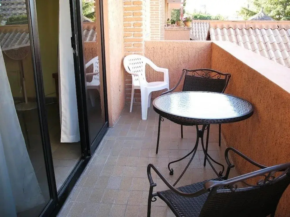 Condo Enrique by Villas HK28