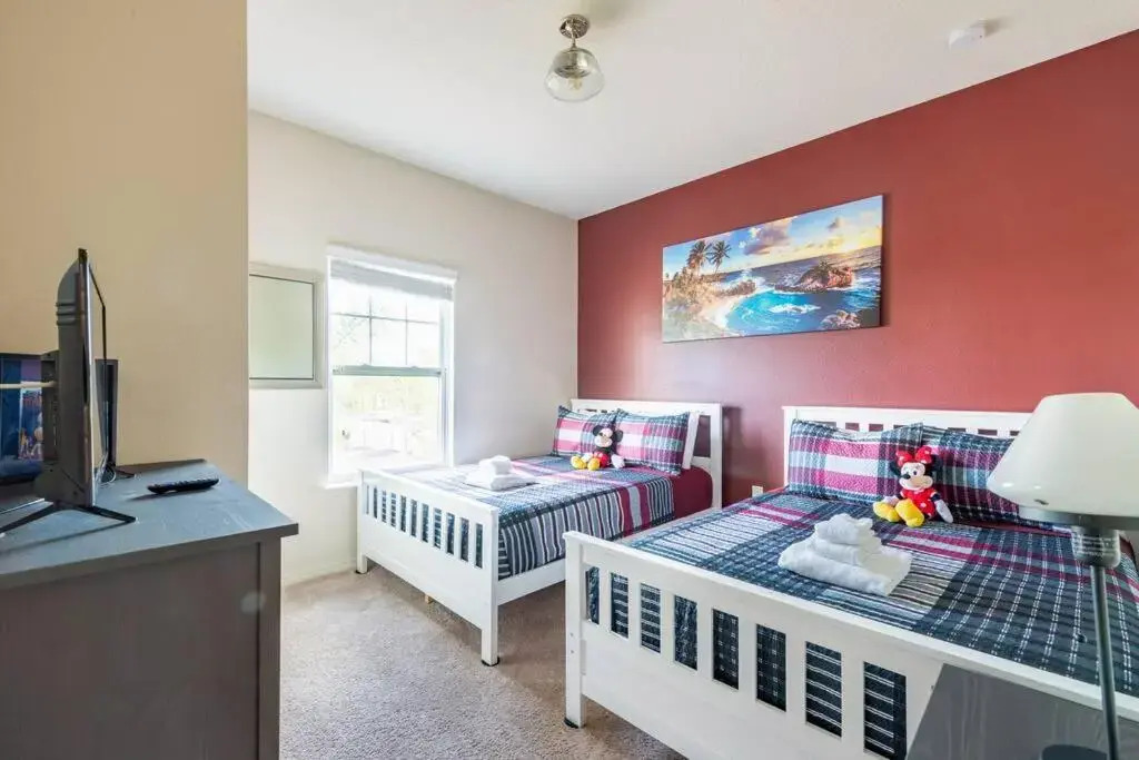 Super Comfy and Spacious 3 Bedroom 10 minutes from Disney, with major shopping 4 minutes away
