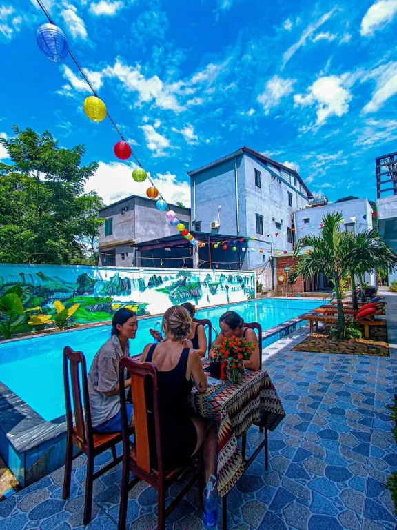 YoLo Pool Bar Villas