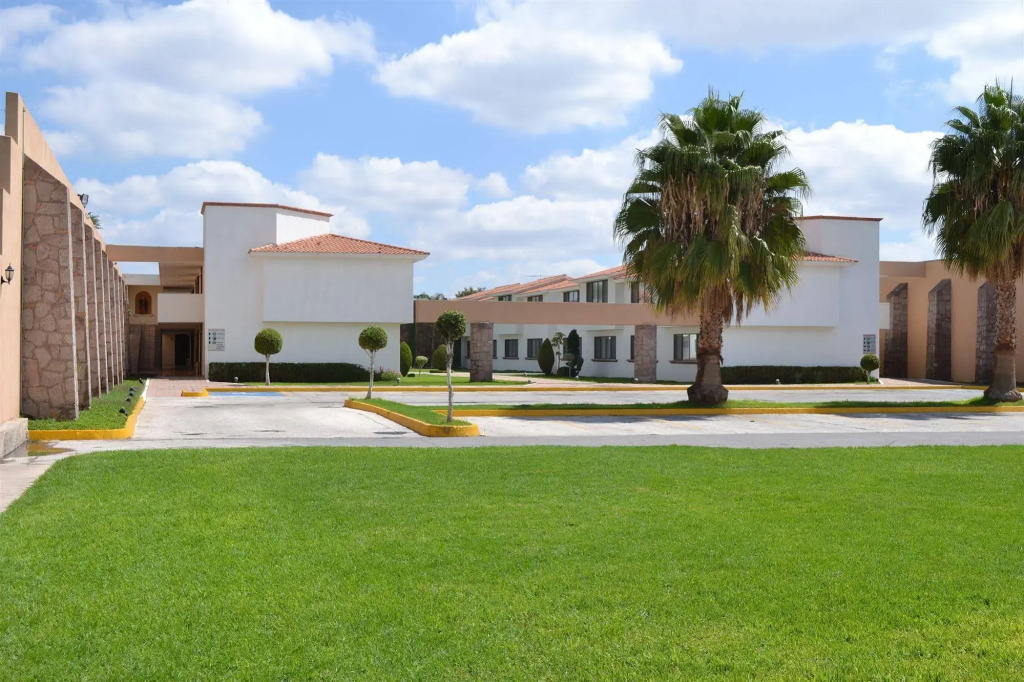 La Posada Hotel y Suites